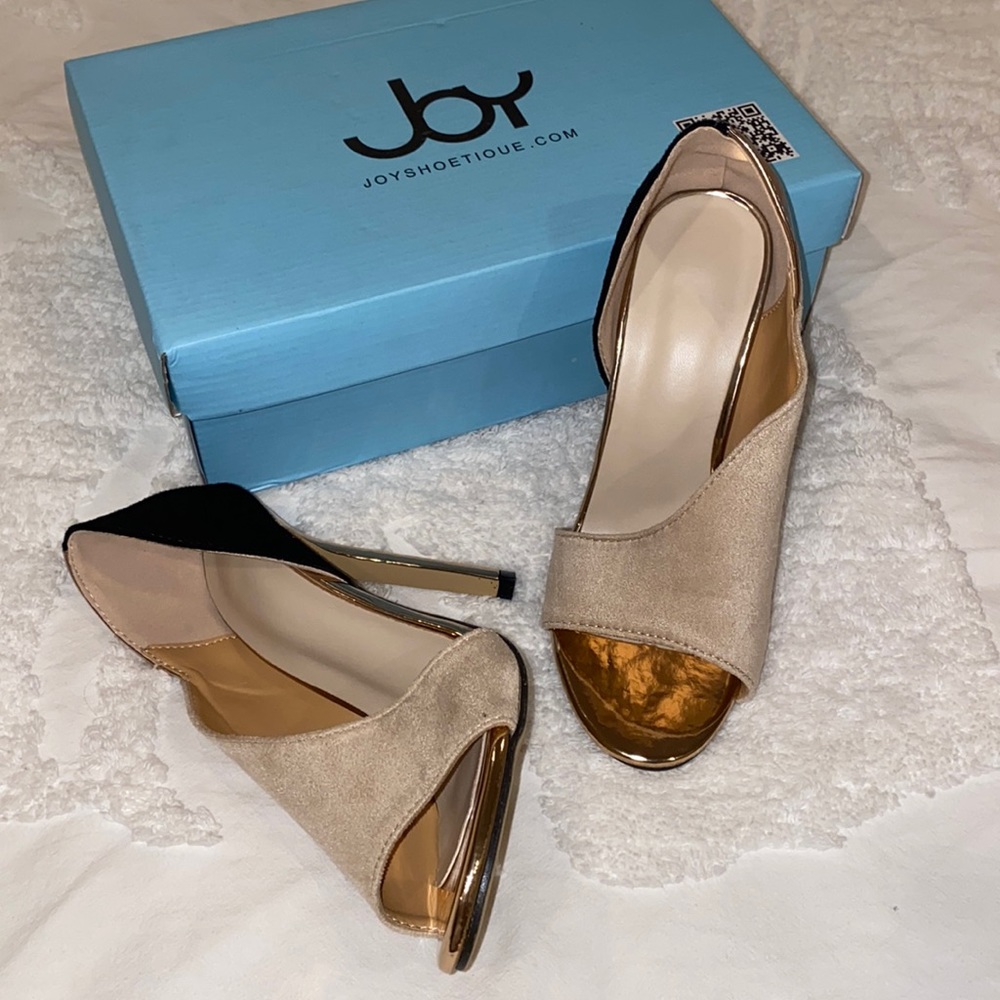 Super cute colorblock gold heels!
